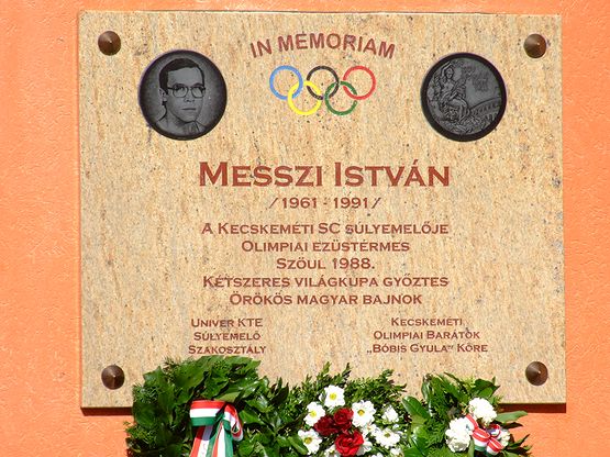 Messzi István emléktáblája a sportcsarnok falán